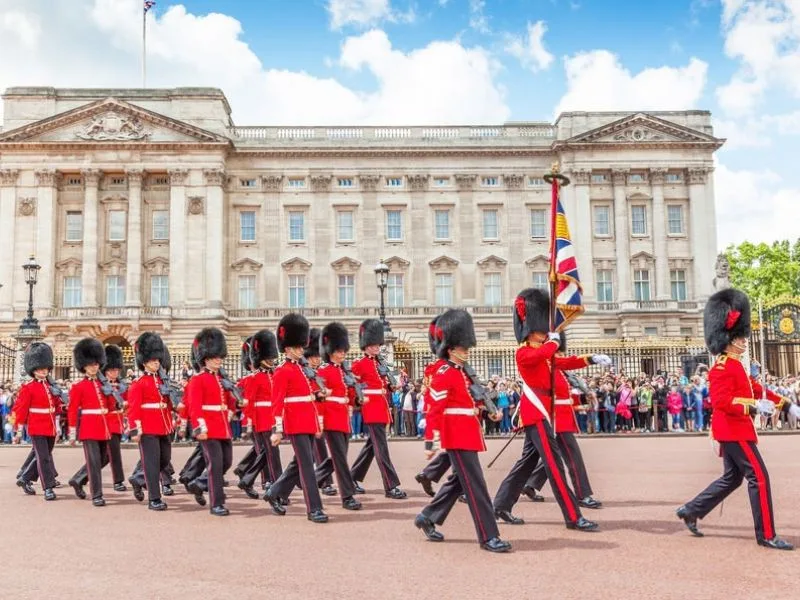 cung dien buckingham kham pha bieu tuong hoang gia anh giua long london